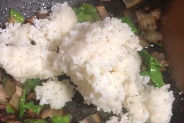 四川－腊肉炒饭的做法图解4
