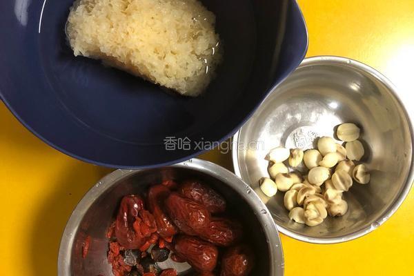 银耳莲子羹的做法图解1
