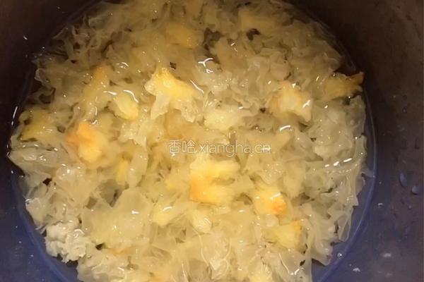 银耳莲子羹的做法图解2