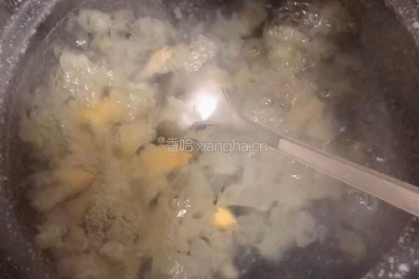 银耳莲子羹的做法图解3