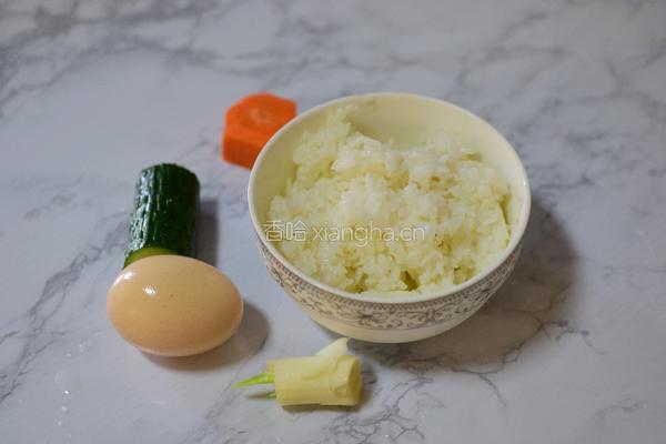 黄瓜蛋炒饭的做法图解1