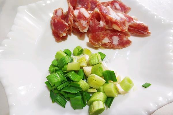 腊肠菜炒饭的做法图解3