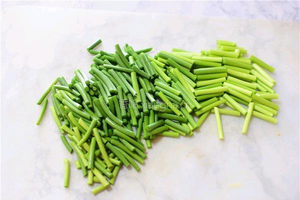 蒜苔炒鸡蛋的做法图解1