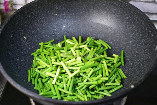蒜苔炒鸡蛋的做法图解4