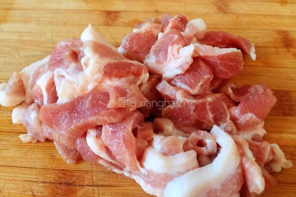 辣椒炒肉的做法图解1