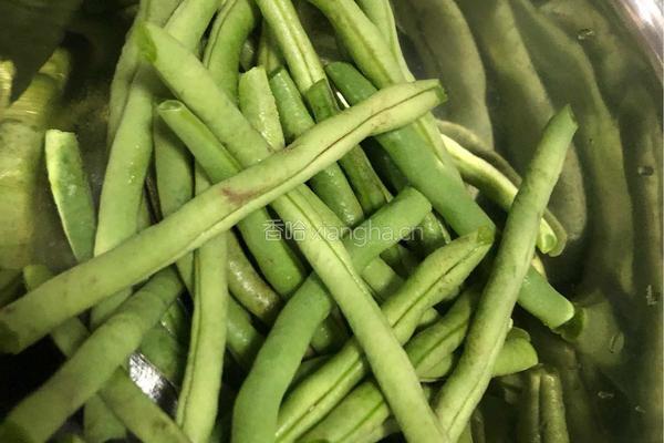 土豆炖豆角的做法图解1