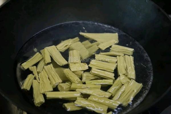 香菇胡萝卜烧腐竹的做法图解4