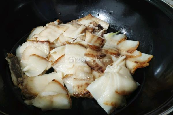贵州腊肉炒青椒的做法图解3