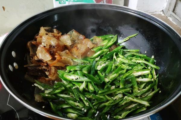 贵州腊肉炒青椒的做法图解5