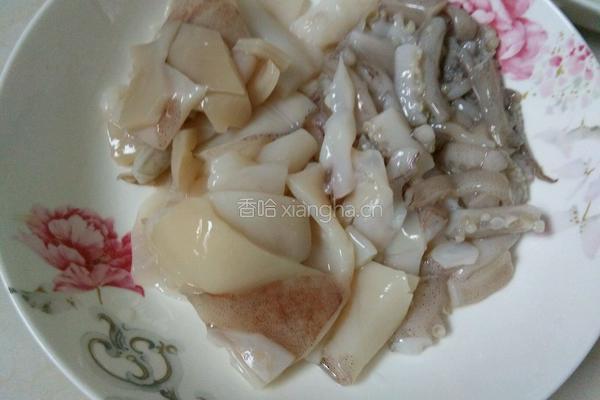 菜椒炒鱿鱼的做法图解2