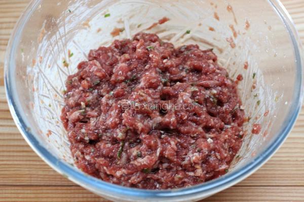 烫面牛肉萝卜蒸饺的做法图解3
