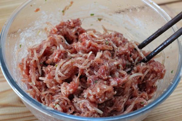 烫面牛肉萝卜蒸饺的做法图解4