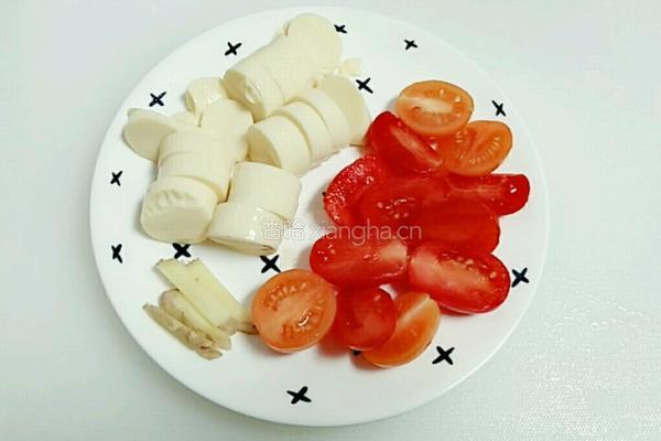 豆腐番茄脆骨汤的做法图解2