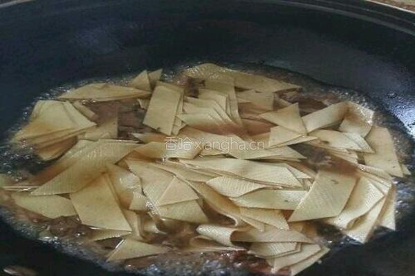 尖椒肉爆豆腐皮的做法图解6