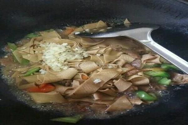 尖椒肉爆豆腐皮的做法图解7