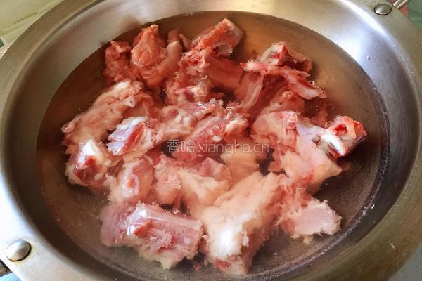 腐乳汁烧排骨的做法图解1