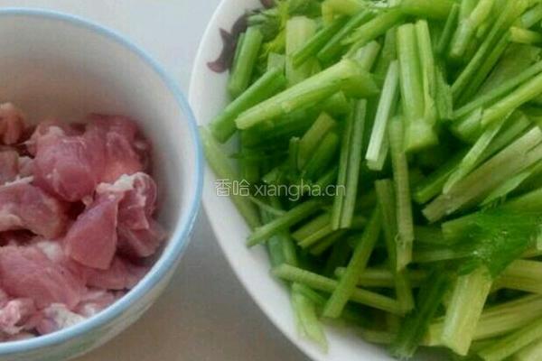 芹菜炒肉的做法图解2