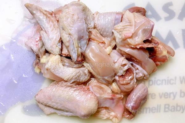 香菇鸡肉的做法图解1