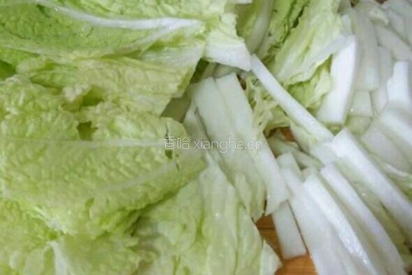 白菜猪肉炖大豆腐的做法图解1