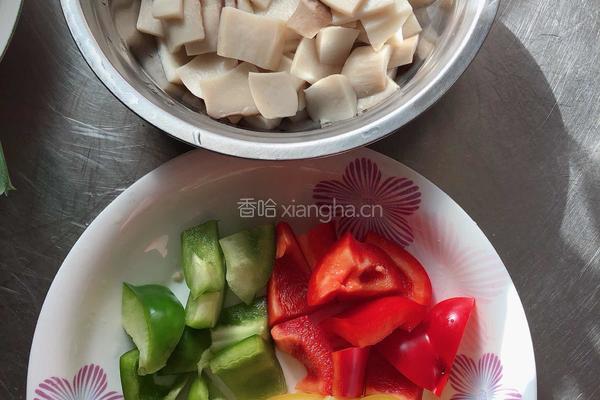 三椒炒菇（彩椒炒杏鲍菇）的做法图解2