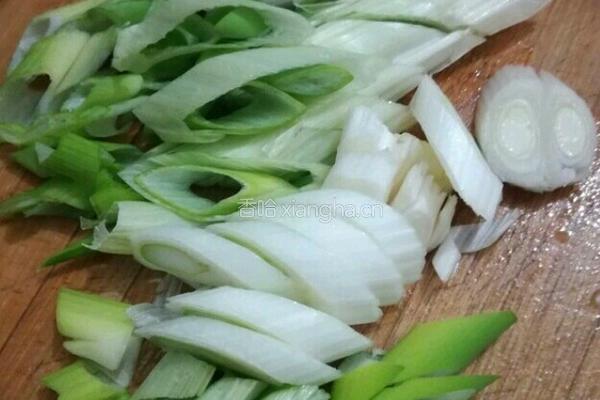 大葱爆豆腐的做法图解4