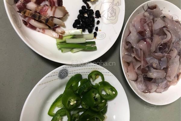 腊味豉椒炒鲜鱿的做法图解1