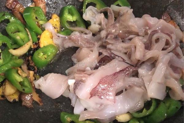 腊味豉椒炒鲜鱿的做法图解5