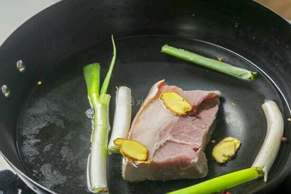 圆葱爆肉的做法图解1