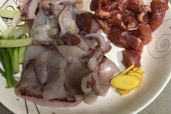 鲜鱿瘦肉粥的做法图解1