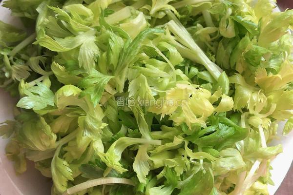 五花肉炒香芹的做法图解1