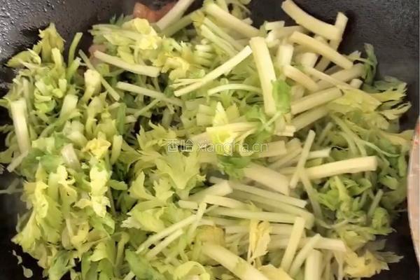 五花肉炒香芹的做法图解5