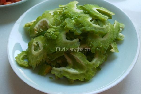 五花肉炒苦瓜片的做法图解4