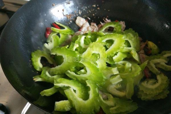五花肉炒苦瓜片的做法图解7