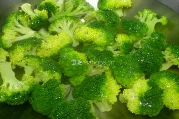 凉调西蓝花的做法图解1