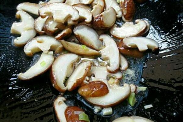 香菇爆炒西蓝花的做法图解8