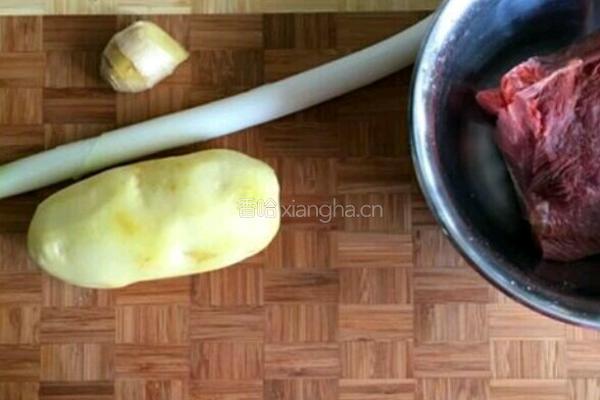 牛肉炖土豆的做法图解1