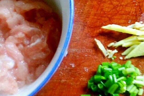 豆芽肉丝汤的做法图解2