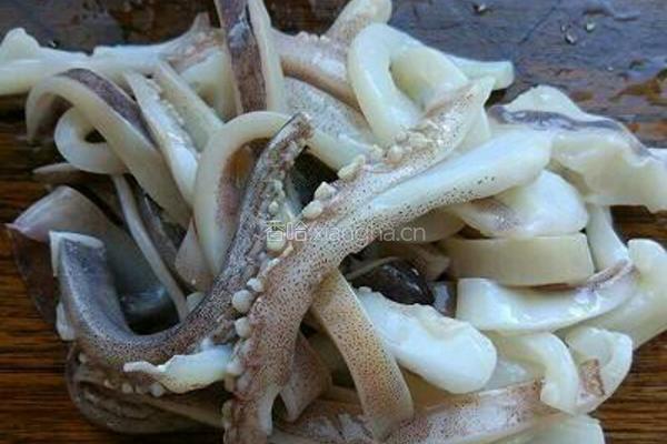 鱿鱼炒韭菜的做法图解2