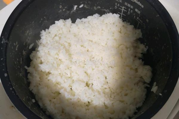 胡萝卜炒饭的做法图解1