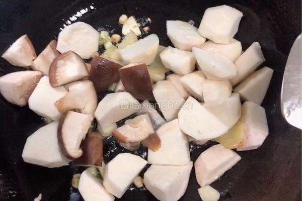芋头香菇烧排骨的做法图解2