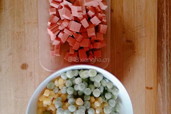 青豆玉米炒火腿的做法图解1