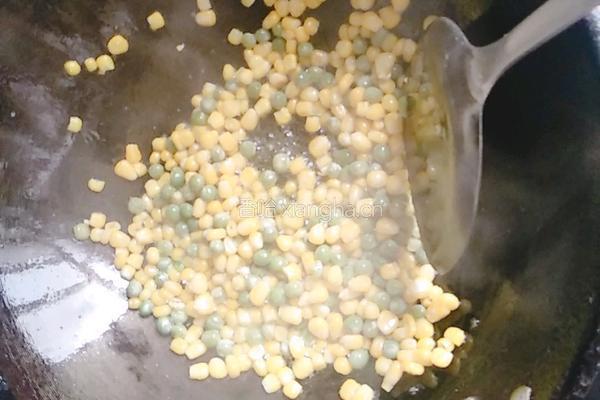 青豆玉米炒火腿的做法图解3
