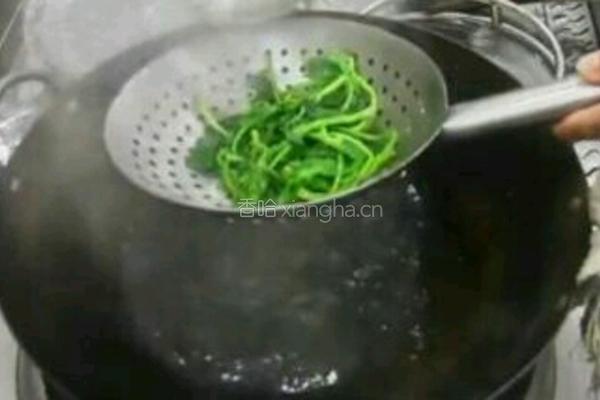 油炸花生米凉拌小菠菜的做法图解2