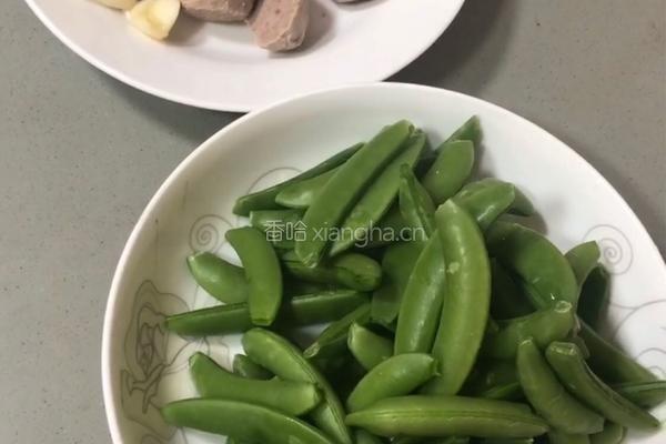 甜豆炒牛肉丸的做法图解1
