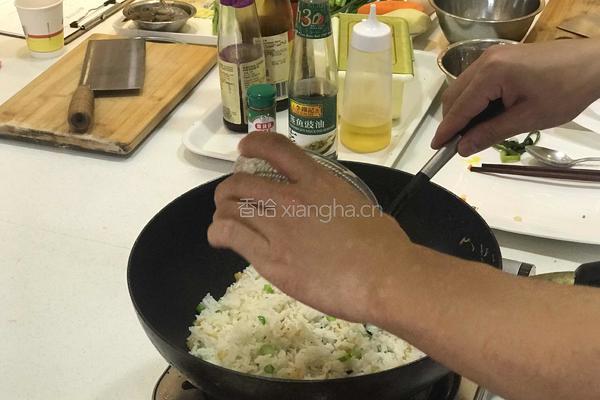 瑶柱蛋白炒饭的做法图解8