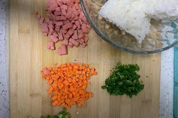 酱油炒饭的做法图解1