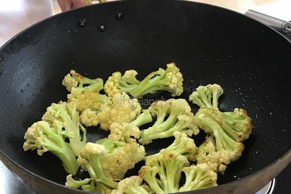 孜然干锅花菜的做法图解4