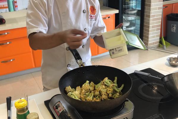 孜然干锅花菜的做法图解9