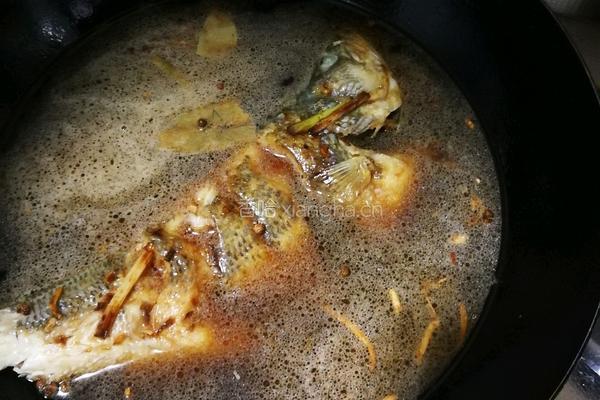 红烧淡水鲈鱼的做法图解5