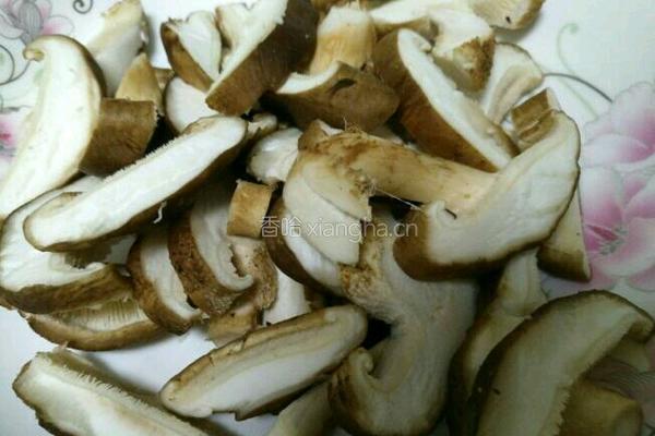 西蓝花抱香菇的做法图解1